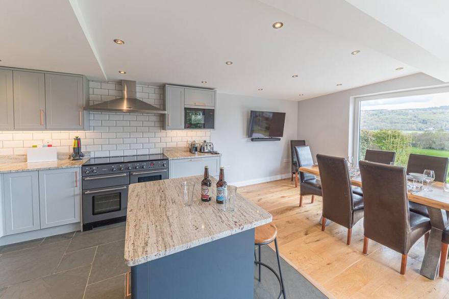 CEDAR WOOD, pet friendly, with a garden in Coniston