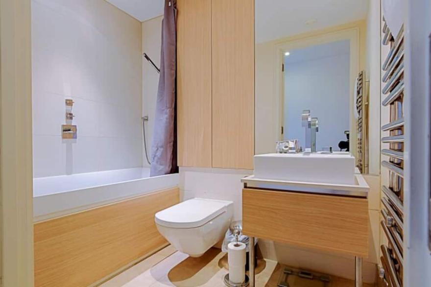 Two-Bedroom Deluxe Apartment in Gunwharf Quays