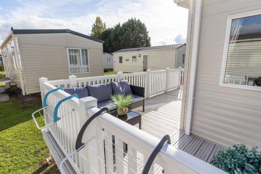 Prosecco Palace -  a caravan that sleeps 4 guests  in 2 bedrooms