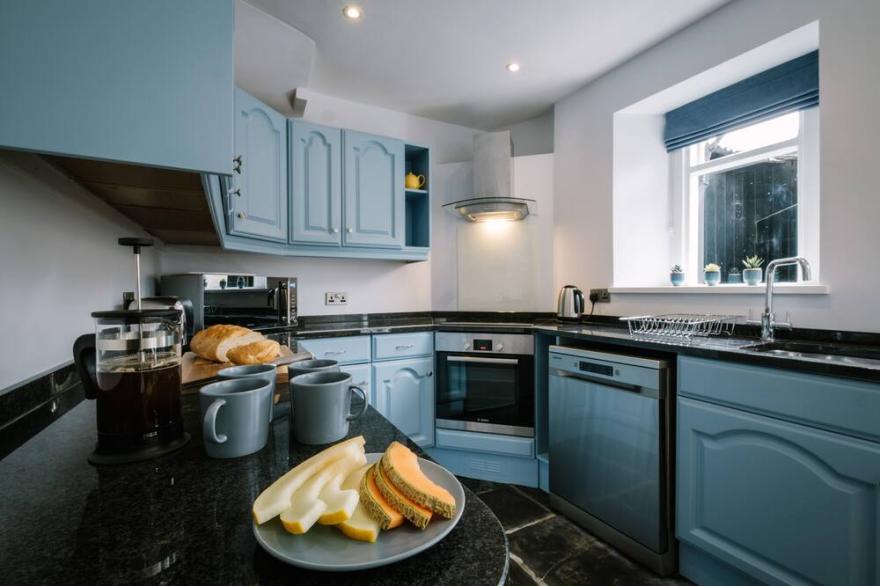 CRAIG COTTAGE, pet friendly, with open fire in Bowness-On-Windermere