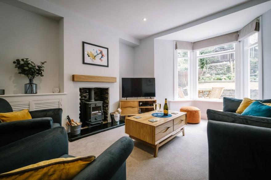 CRAIG COTTAGE, pet friendly, with open fire in Bowness-On-Windermere