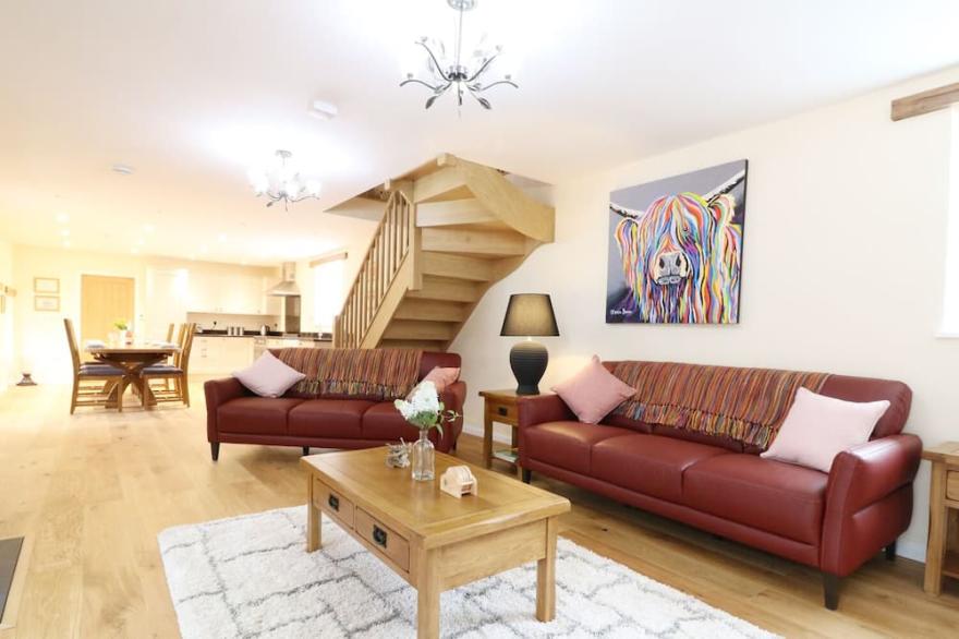 SWALLOWS BARN, pet friendly, character holiday cottage in Brixham