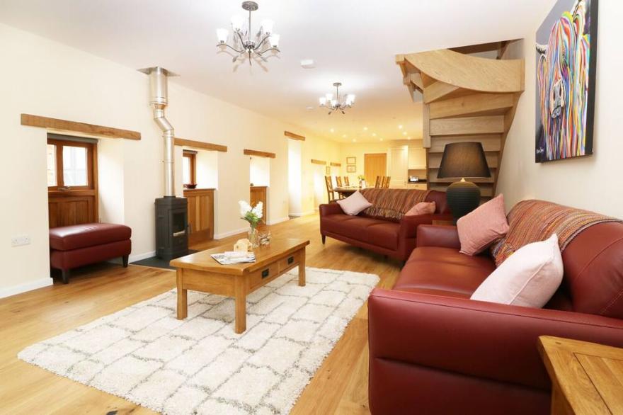 SWALLOWS BARN, pet friendly, character holiday cottage in Brixham