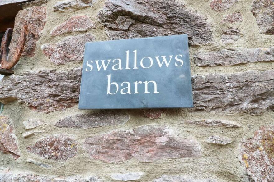 SWALLOWS BARN, pet friendly, character holiday cottage in Brixham