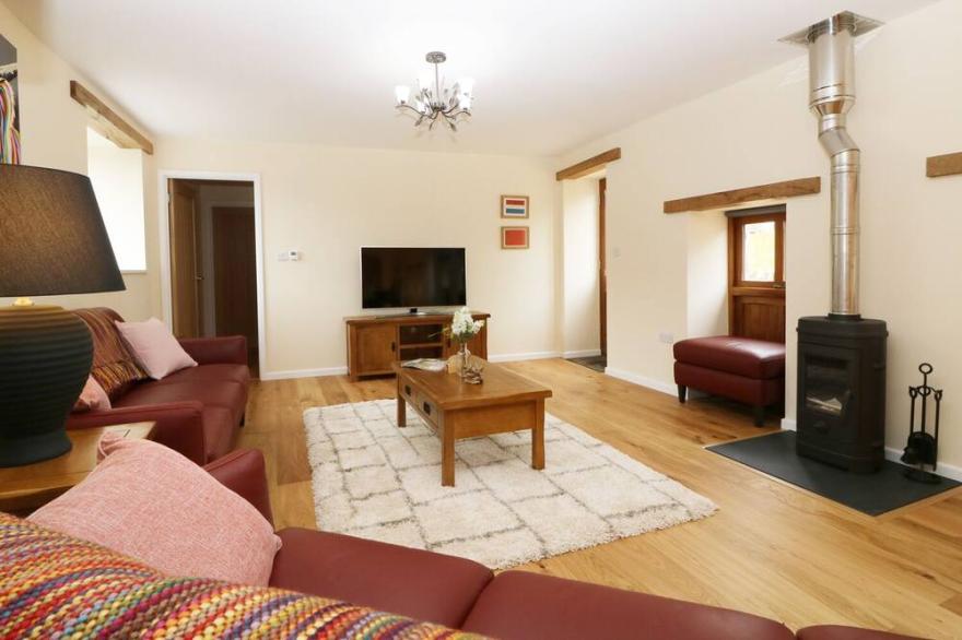 SWALLOWS BARN, pet friendly, character holiday cottage in Brixham
