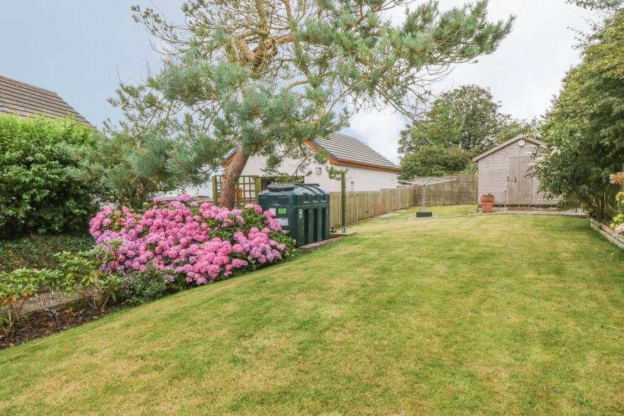 SIMDDA WEN COTTAGE, pet friendly, with open fire in Llanfaethlu