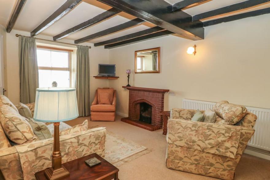 SIMDDA WEN COTTAGE, pet friendly, with open fire in Llanfaethlu
