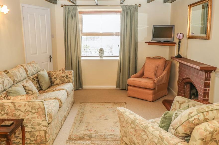 SIMDDA WEN COTTAGE, pet friendly, with open fire in Llanfaethlu