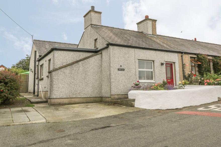 SIMDDA WEN COTTAGE, pet friendly, with open fire in Llanfaethlu