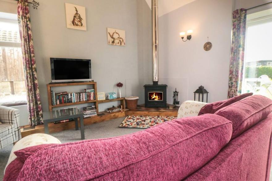 LITTLE RIGG COTTAGE, character holiday cottage in Pickering