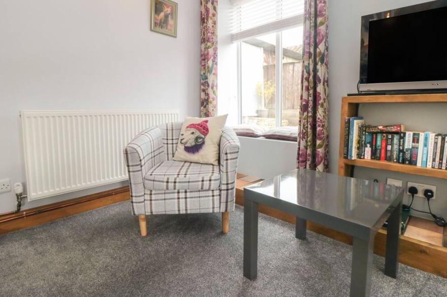 LITTLE RIGG COTTAGE, character holiday cottage in Pickering