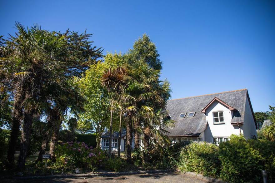 Peaceful 2 Bed 2 Bathroom House nr Shops in Rock