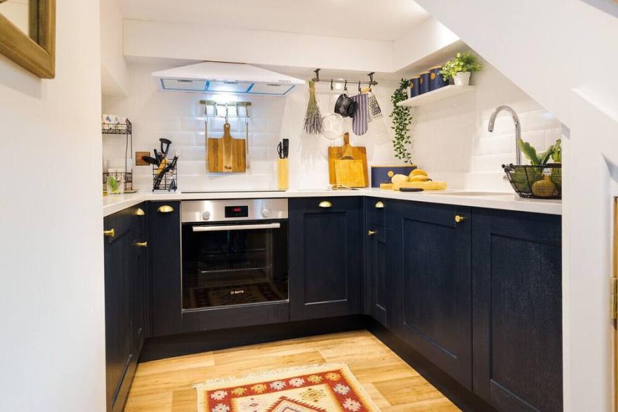 CRAFTSMAN COTTAGE, pet friendly, with open fire in Hawkshead