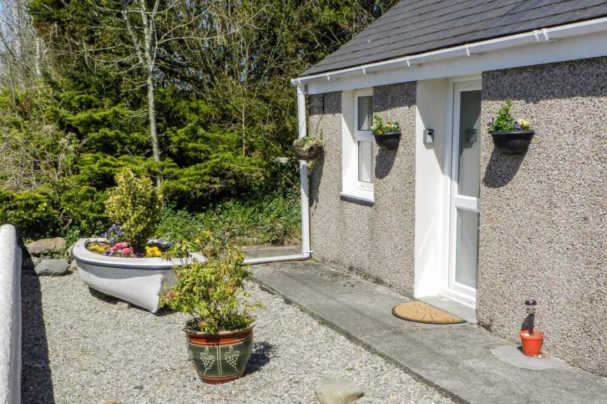 BWLCH YR AWEL COTTAGE, family friendly, with a garden in Penygroes