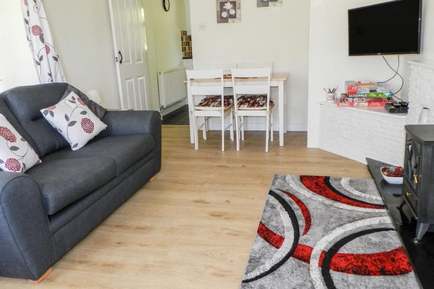 BWLCH YR AWEL COTTAGE, family friendly, with a garden in Penygroes