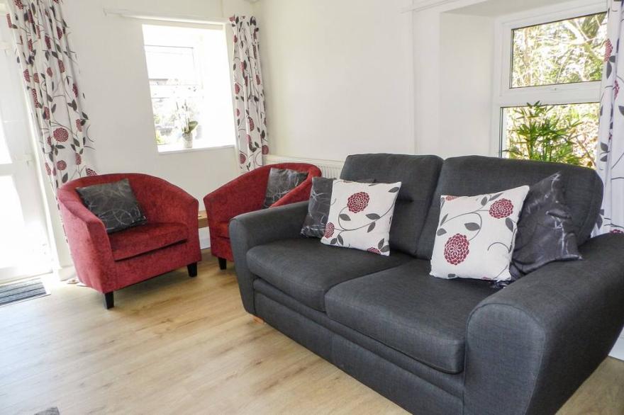 BWLCH YR AWEL COTTAGE, family friendly, with a garden in Penygroes