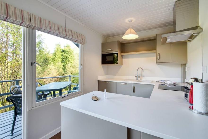 Beautiful 4 star 2 bedroom chalet with stunning loch and mountain views