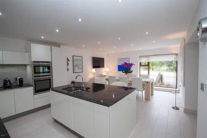 THE ARTHOUSE, luxury holiday cottage, with a garden in Ambleside