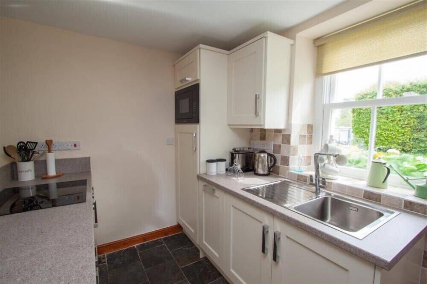 SWINSIDE COTTAGE, pet friendly, with open fire in Keswick
