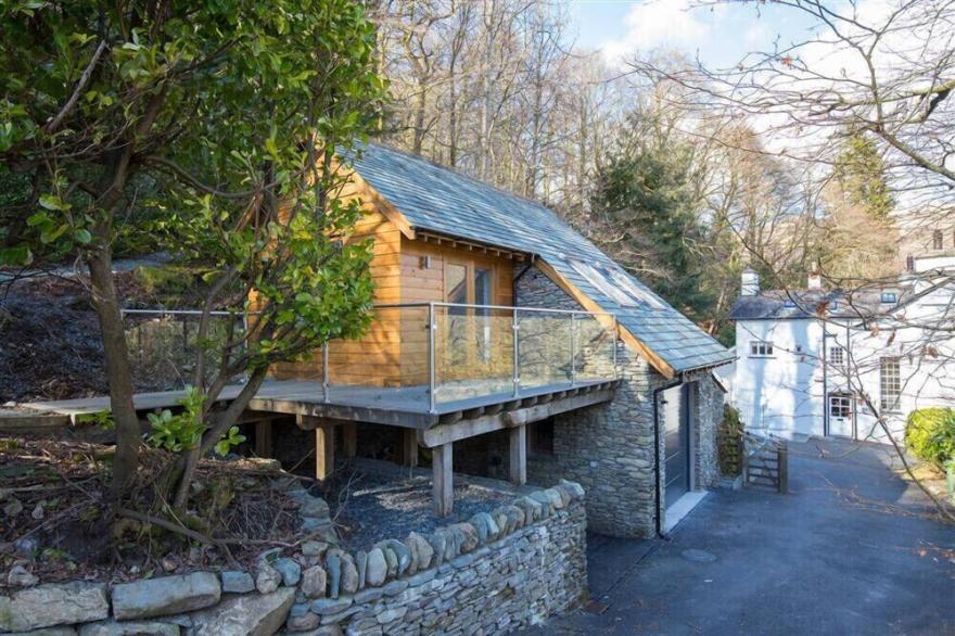SPRING COTTAGE, pet friendly, luxury holiday cottage in Ambleside