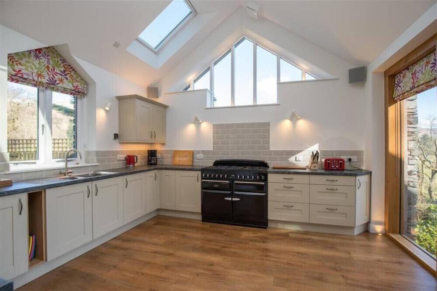 SPRING COTTAGE, pet friendly, luxury holiday cottage in Ambleside