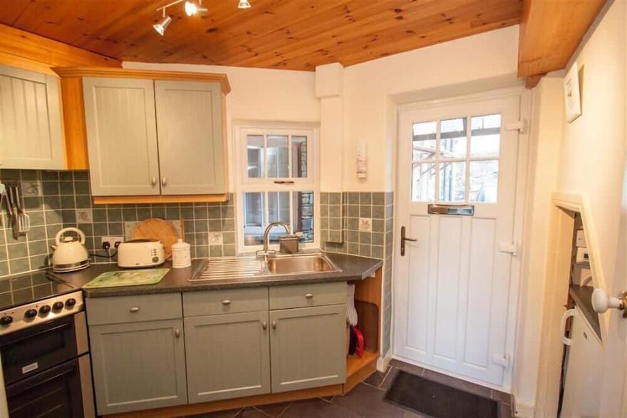 SUNSET COTTAGE, family friendly, with open fire in Ambleside