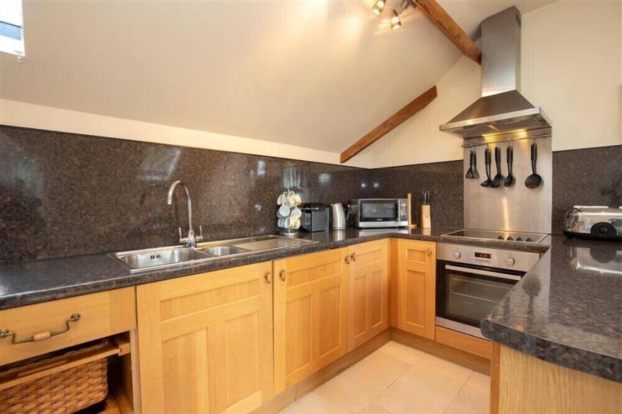 CYGNET COTTAGE, pet friendly, with a garden in Keswick