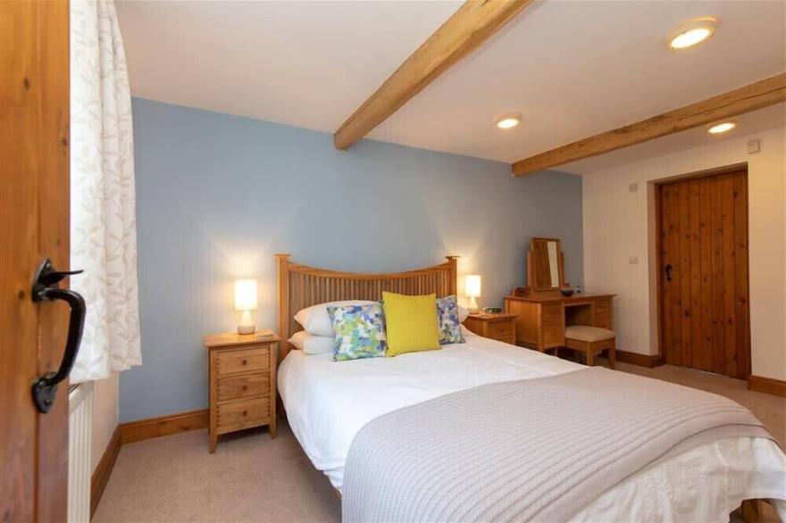 CYGNET COTTAGE, pet friendly, with a garden in Keswick