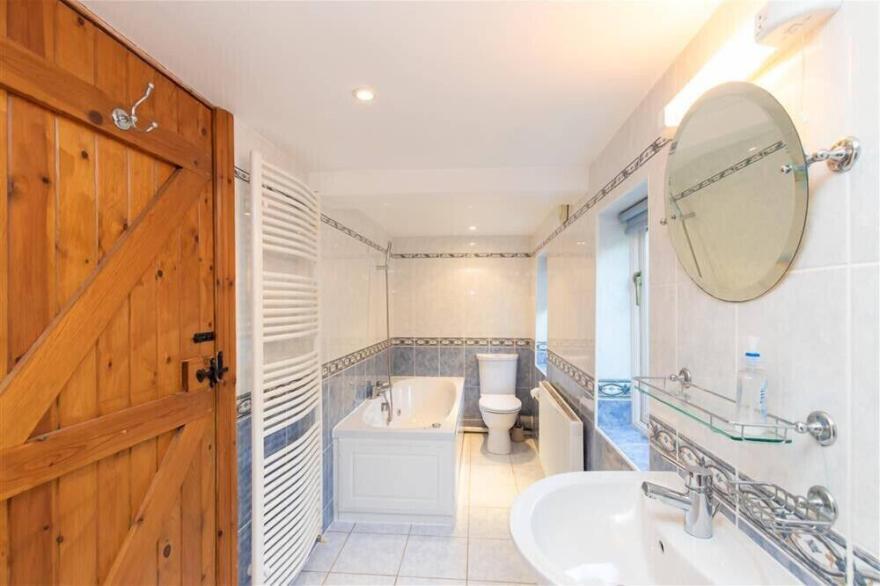 CYGNET COTTAGE, pet friendly, with a garden in Keswick
