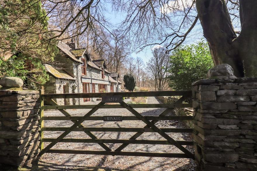THE STABLES, pet friendly, with open fire in Ambleside
