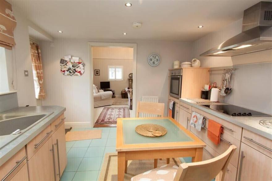 THE COACH HOUSE, romantic, with a garden in Ambleside