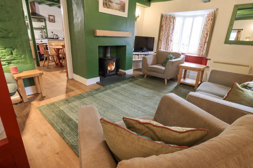 NORTH LODGE, pet friendly, with open fire in Grasmere