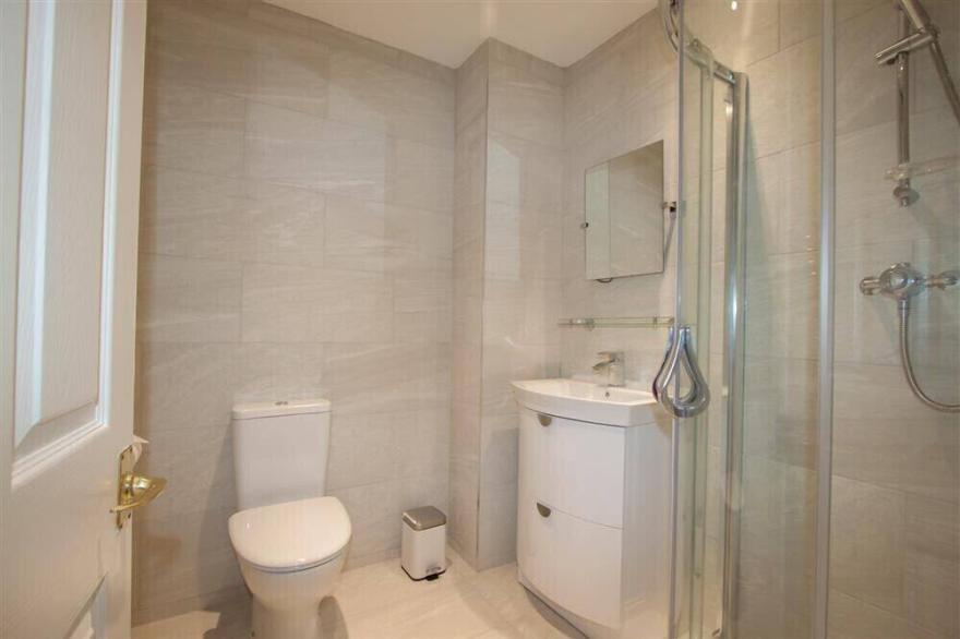 WATERSIDE, pet friendly, with a garden in Ambleside