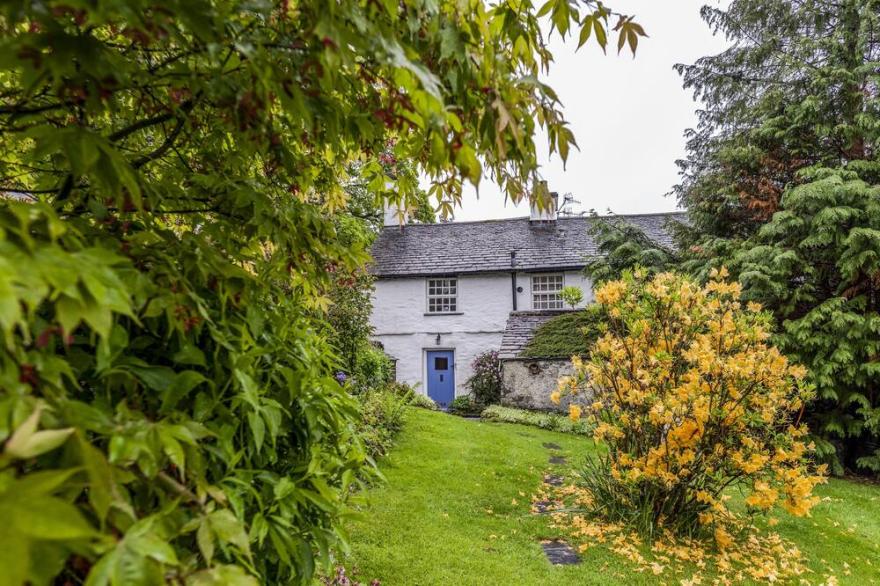 KNOTTS COTTAGE, pet friendly, with open fire in Windermere