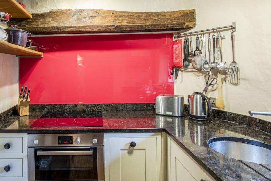 KNOTTS COTTAGE, pet friendly, with open fire in Windermere