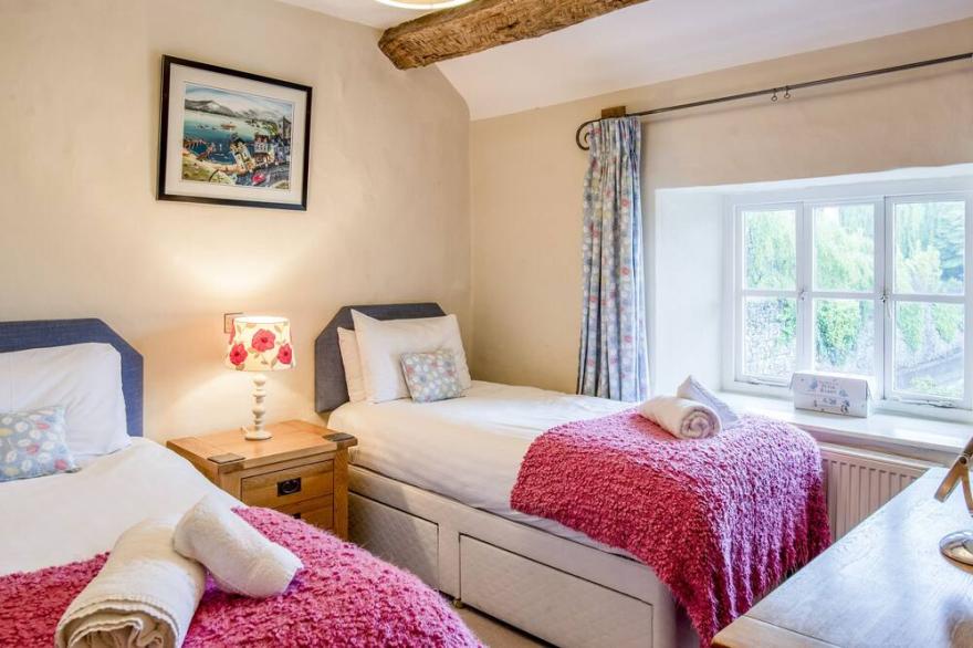 KNOTTS COTTAGE, pet friendly, with open fire in Windermere