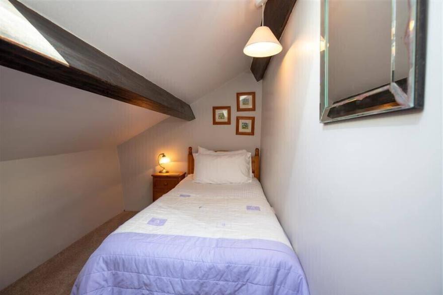 LOWFOLD COTTAGE, pet friendly, with a garden in Ambleside