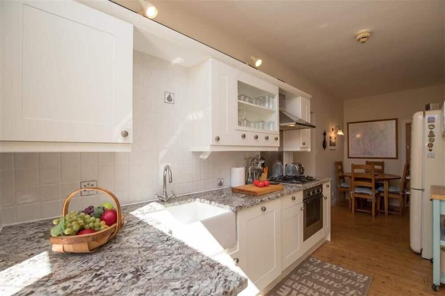 DAISY COTTAGE, pet friendly, luxury holiday cottage in Grasmere
