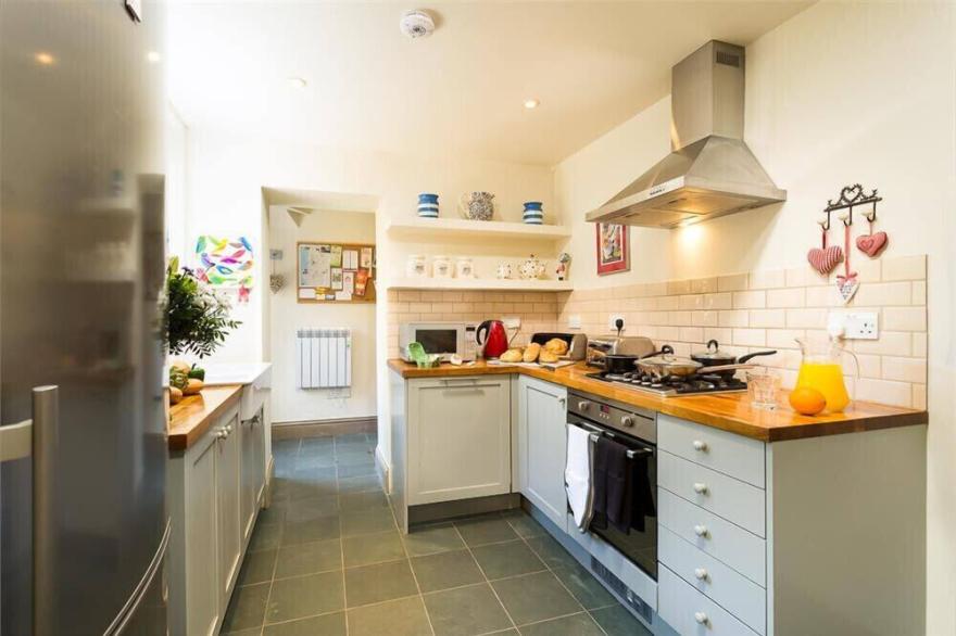 FERN BANK COTTAGE, pet friendly in Bowness-On-Windermere