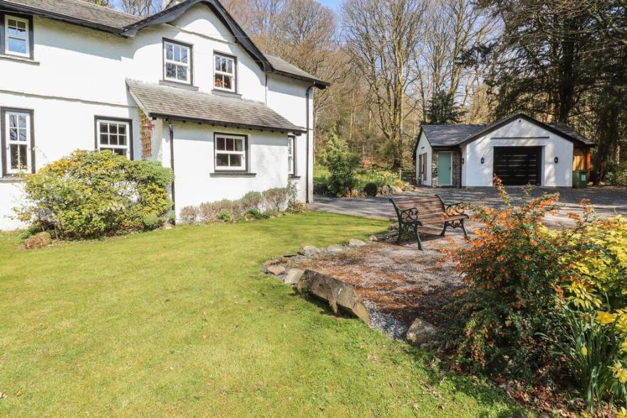 HODGE HOW COTTAGE, family friendly, with open fire in Windermere