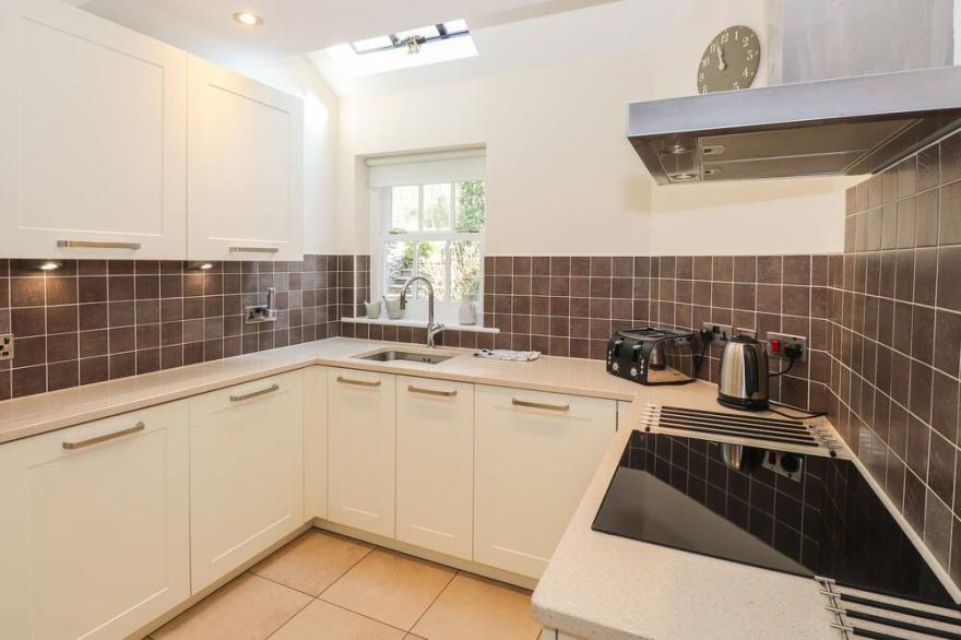 HODGE HOW COTTAGE, family friendly, with open fire in Windermere