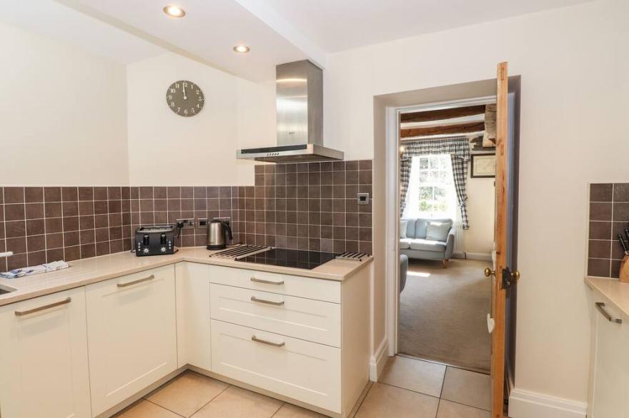 HODGE HOW COTTAGE, family friendly, with open fire in Windermere