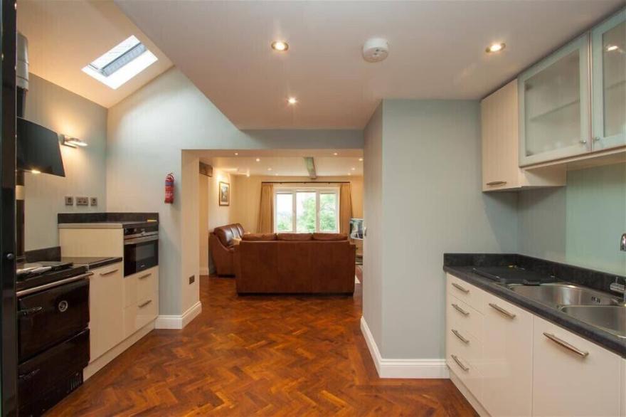 DANCING BECK COTTAGE, family friendly, with open fire in Keswick