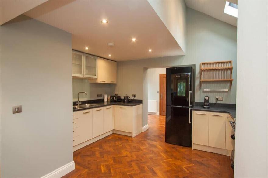 DANCING BECK COTTAGE, family friendly, with open fire in Keswick