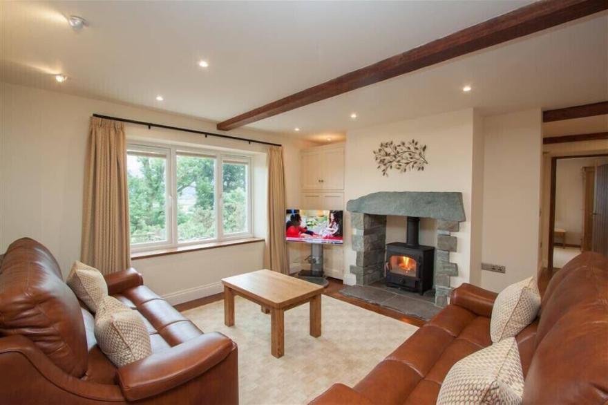 DANCING BECK COTTAGE, family friendly, with open fire in Keswick