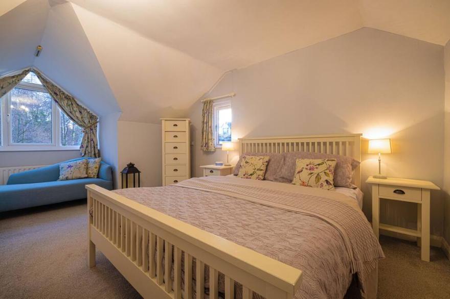 HOLLY COTTAGE, pet friendly, with a garden in Ambleside