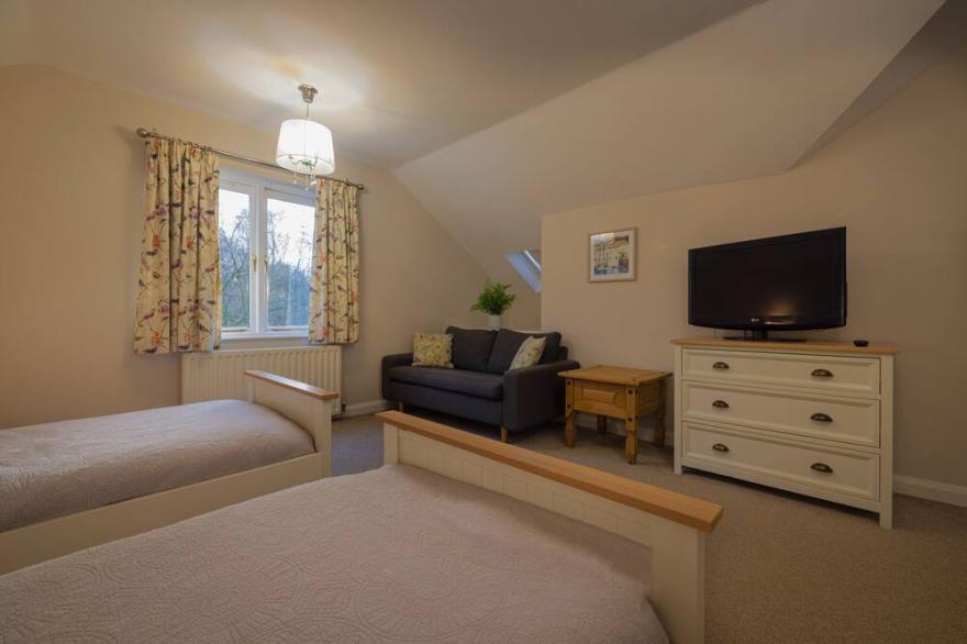 HOLLY COTTAGE, pet friendly, with a garden in Ambleside