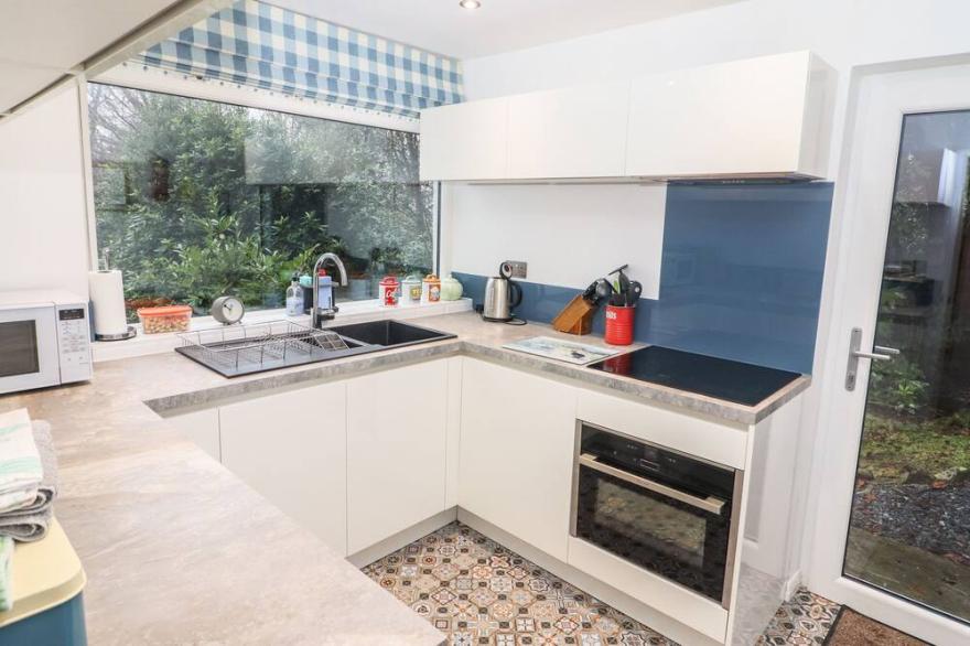 HELM CRAG, pet friendly, with a garden in Grasmere