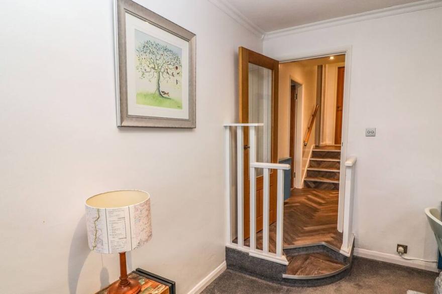 HELM CRAG, pet friendly, with a garden in Grasmere