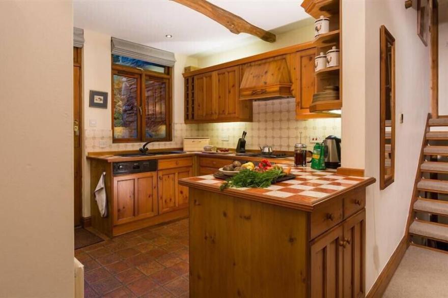 RIVERSIDE, family friendly, with open fire in Troutbeck